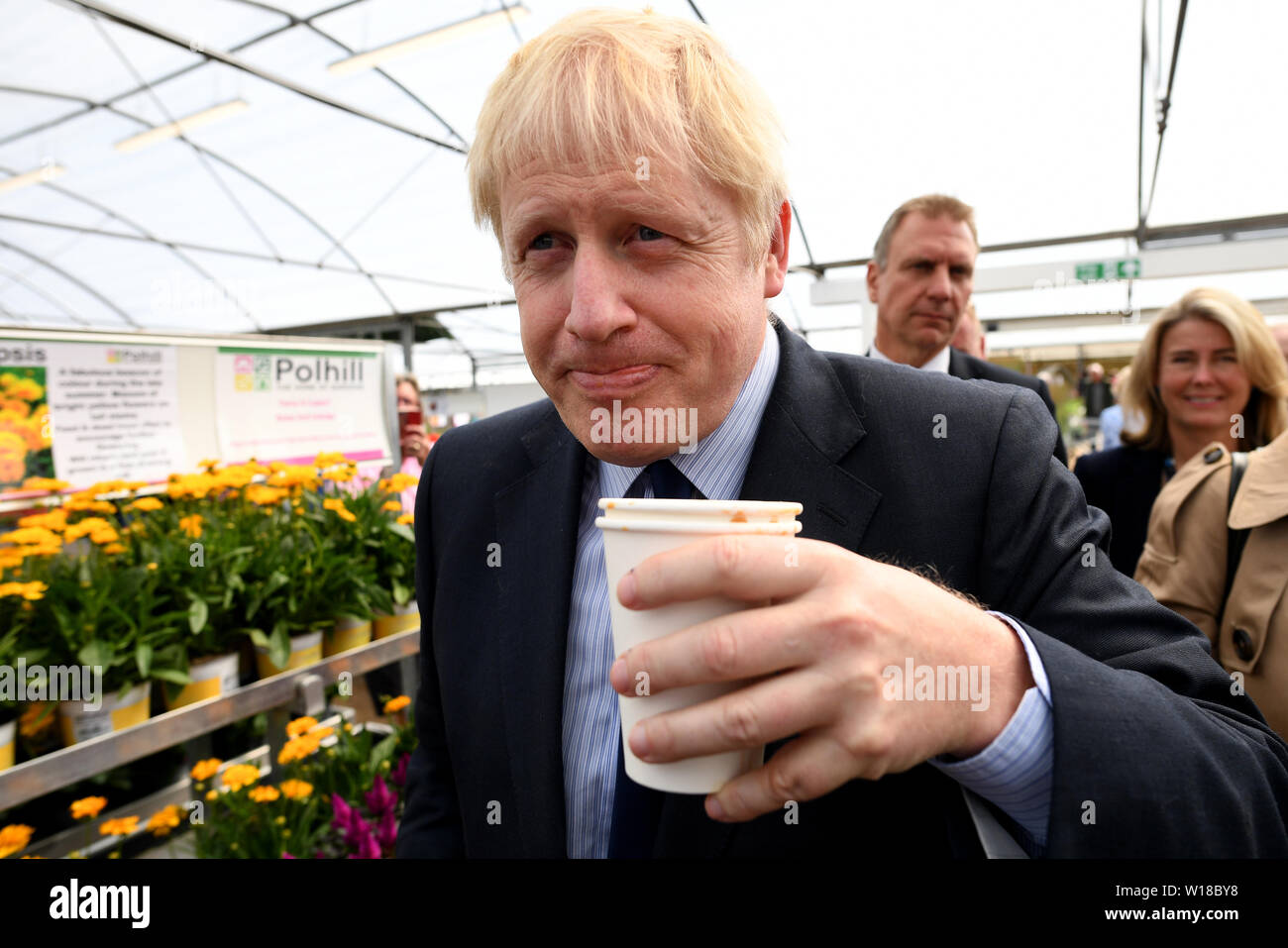 Konservative Partei Führung Kämpfer Boris Johnson bei einem Besuch in Polhill Garten Center in der Nähe von Halstead in Kent. Stockfoto