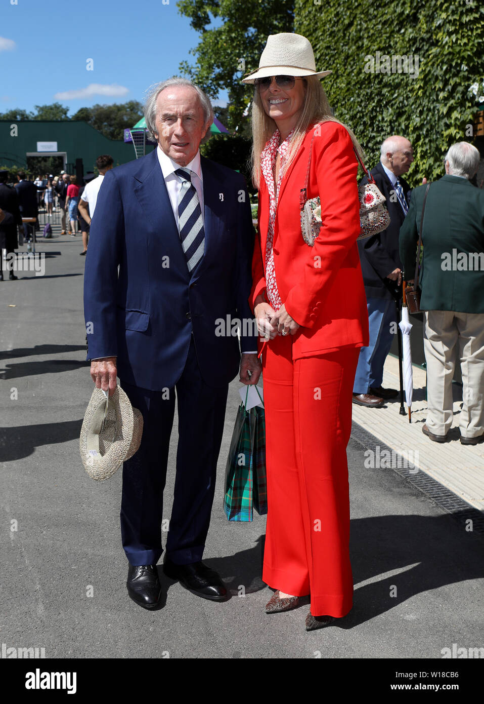 Jackie Stewart (links) anreisen, für den ersten Tag der Wimbledon Championships in der All England Lawn Tennis und Croquet Club, London. Stockfoto