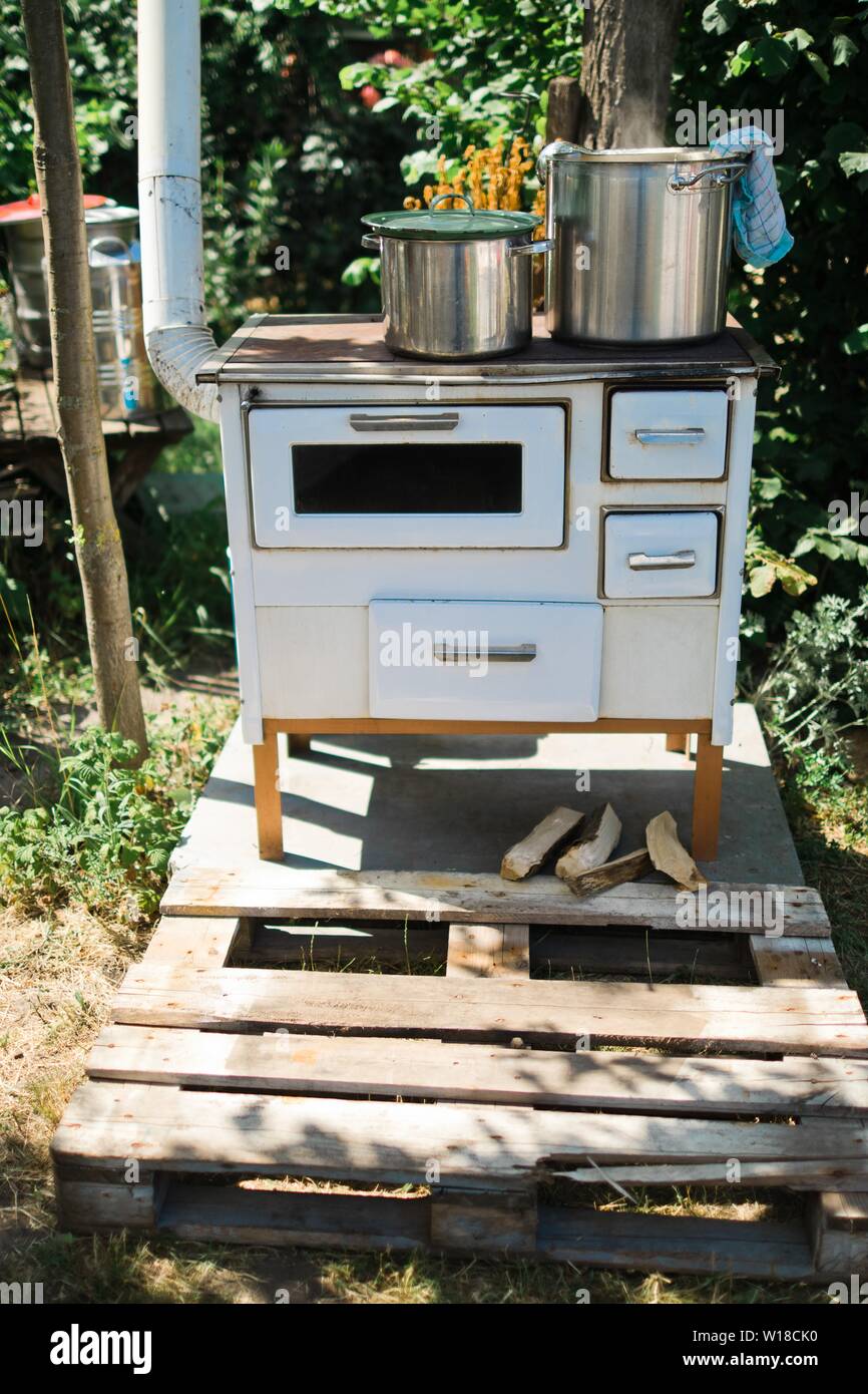 Outdoor stove -Fotos und -Bildmaterial in hoher Auflösung – Alamy