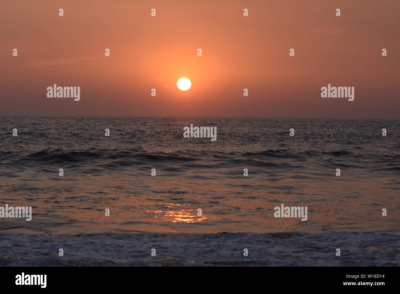 Sonnenuntergang am Strand von Kovalam Kerala. Stockfoto