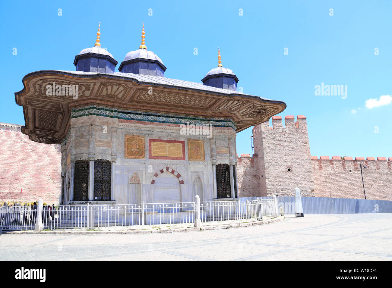 Springbrunnen von Ahmed III (wurde 1728 gebaut), Topkapi Palast Eingang, Sultanahmet, Istanbul, Türkei Stockfoto