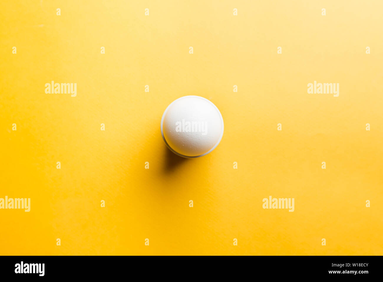 Weiße Eier auf den gelben Stockfoto