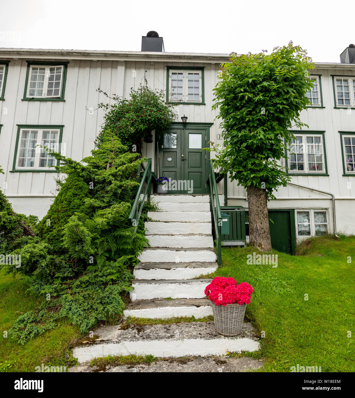 Ein weißes Holzhaus in Molde, Norwegen lackiert Stockfoto