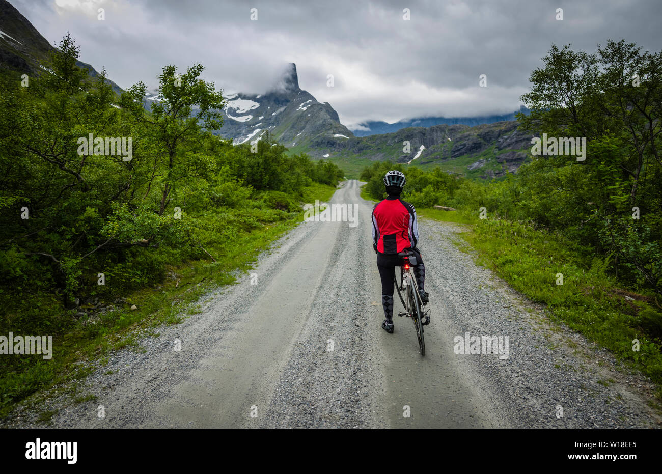 Weibliche Radfahrer auf private Mautstraße durch Vengedalen, in der Nähe von Molde, Norwegen. Stockfoto