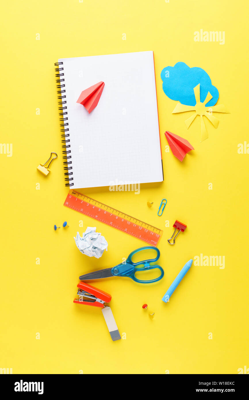 Bündel von verschiedenen bunten Briefpapier auf gelben Hintergrund. Kinder Erstellung Konzept. Spaß Bildung. Stockfoto