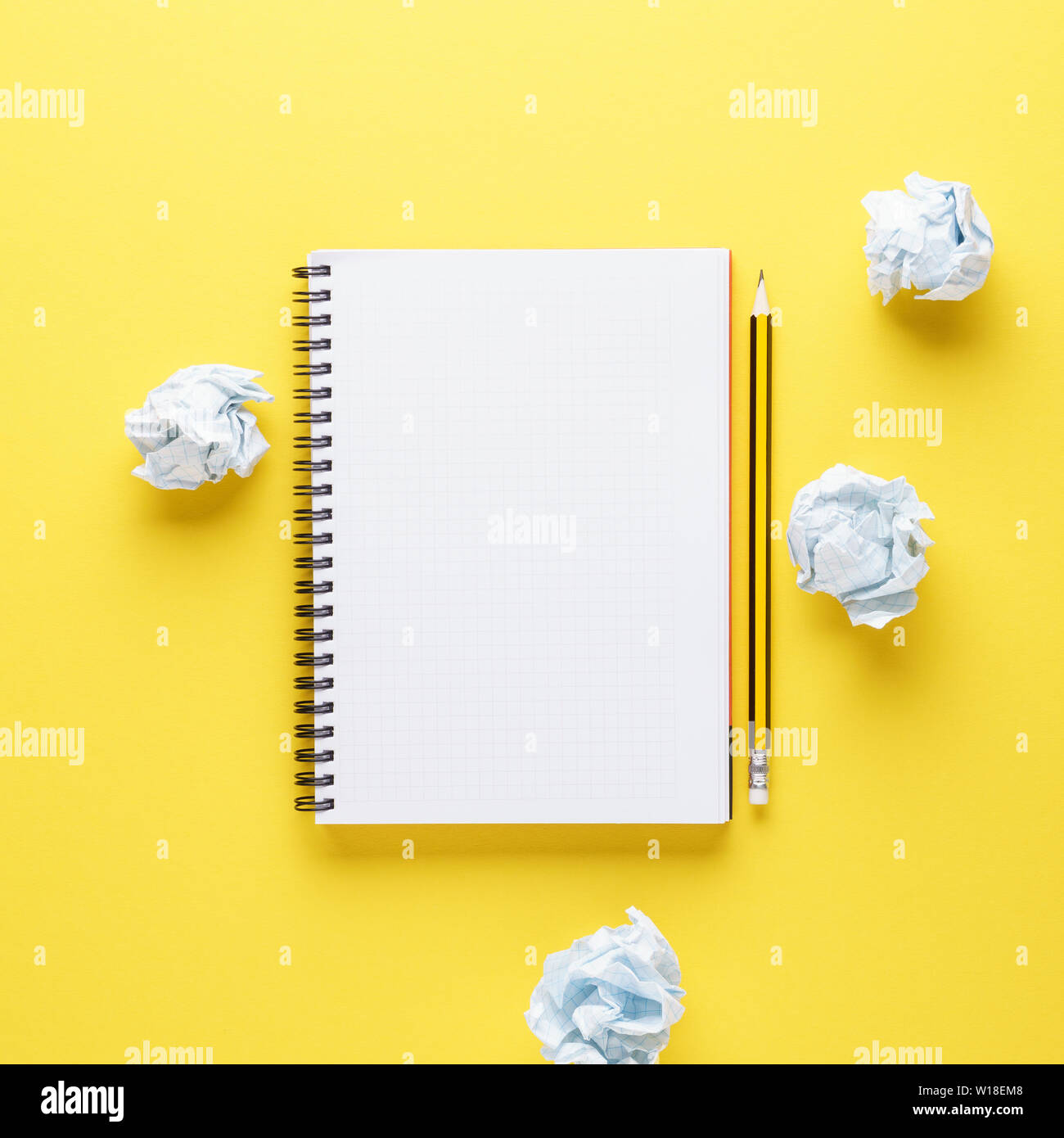 Leer notebook, Bleistift Öffnen und zerknittertes Papier auf gelben Hintergrund. Erstellung oder kreative Versuche Konzept. Kopieren Sie Platz. Stockfoto