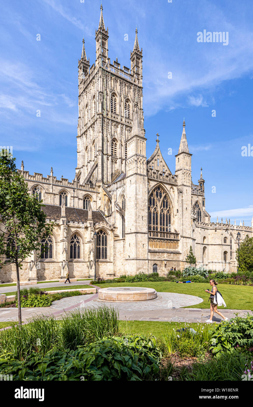 Die Kathedrale von Gloucester aus dem Süden mit seinen schön geschnitzt und verziert 15 C Turm und die Kathedrale Grün relandscaped in 2018, Gloucester UK Stockfoto