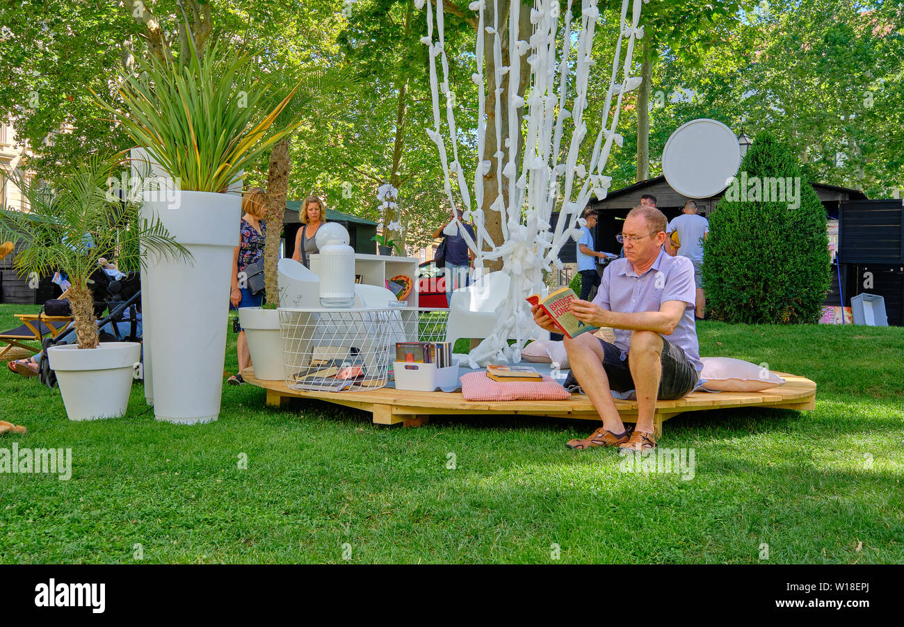 Zagreb, Kroatien, 1. Juli 2019. Lumen Station Installation im Park. Mann ein Buch lesen Im Lesesaal sitzen Stockfoto