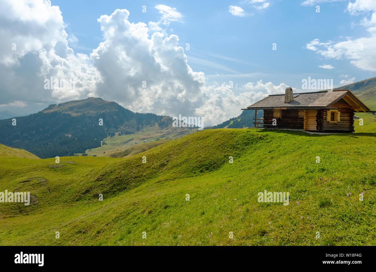 Straßen und Häuser, grüne Felder, Dolomiten, geislergruppe Puezgruppe, Italien Stockfoto