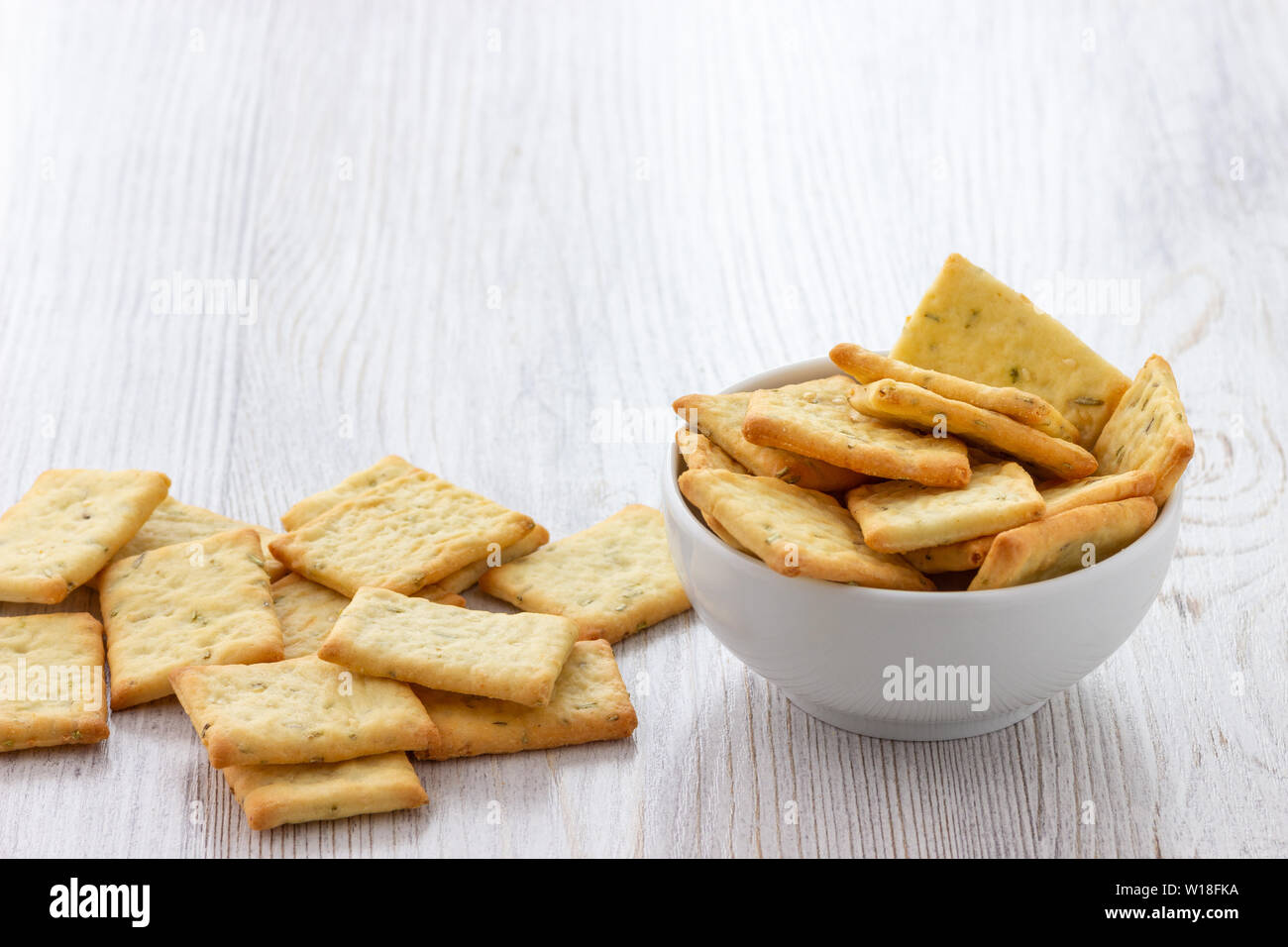 Trockene salzigen Cracker Kekse in der Schüssel auf dem Tisch Stockfoto