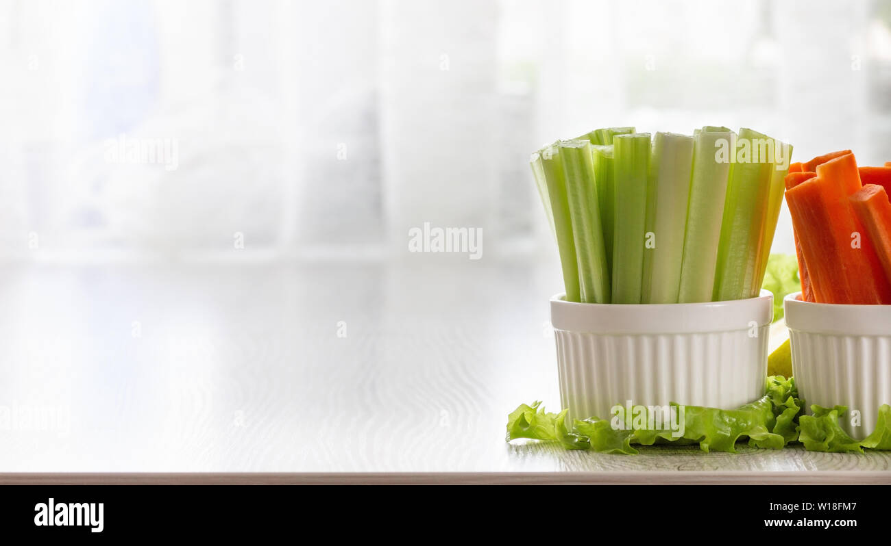 Vegetarische gesunde Ernährung Konzept. Grüne Sellerie, Salatblätter und Karotte. Kopieren Sie Platz. Stockfoto