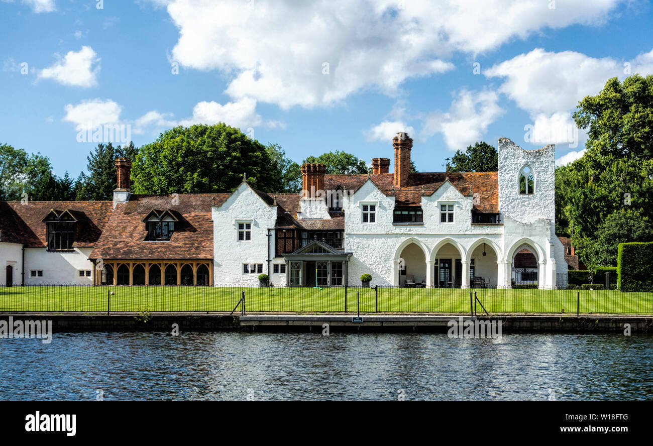 Große weiße freistehendes Haus in der Nähe von Henley am Ufer der Themse in Großbritannien Stockfoto