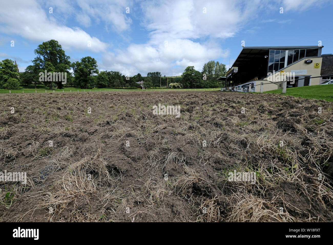 Melrose, Großbritannien. 01. Juli 2019. Start von 3G Pitch funktioniert, Melrose RFC die ÒhallowedÓ Rasen von Melrose RFC am Greenyards, Melrose am Montag, 01. Juli 2019, nachdem er in die Arbeiten an der Entwicklung der neuen 3G-Gemeinschaft Sportplatz start gepflügt. Ein Projekt in Verbindung mit Scottish Borders Rat, LiveBorders, Melrose Melrose RFC, Scottish Rugby. (Foto: Rob Grau) Stockfoto