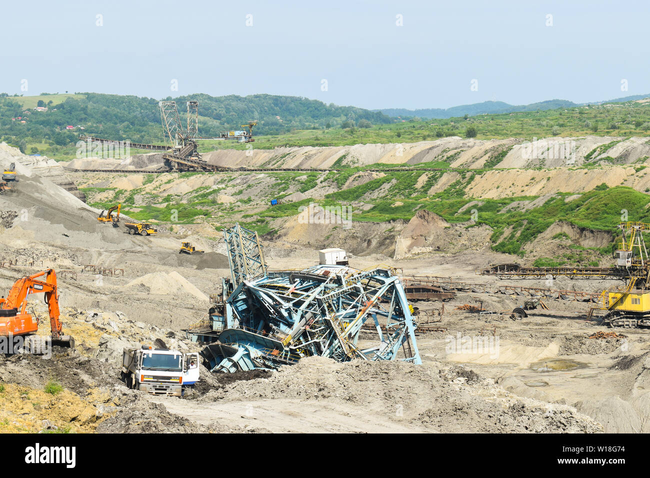Coal Mine Unfall mit einer schweren Extraktion Maschine innerhalb des Kohle Ausbeutung. Die riesige Bagger stürzte in den Tagebau. Gefährlicher Arbeitsplatz-B Stockfoto