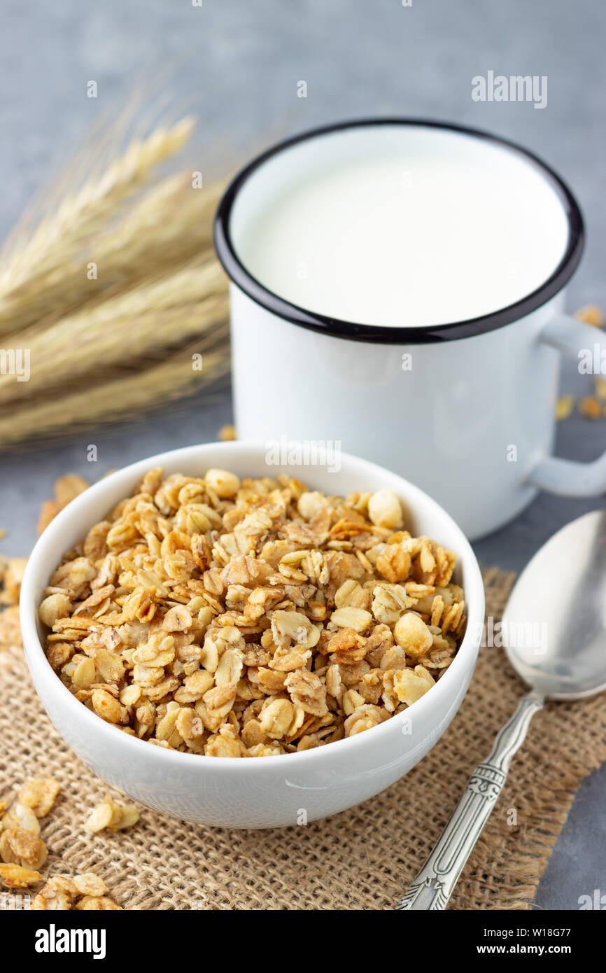 Gesundes Frühstück mit Müsli und Milch. Stockfoto