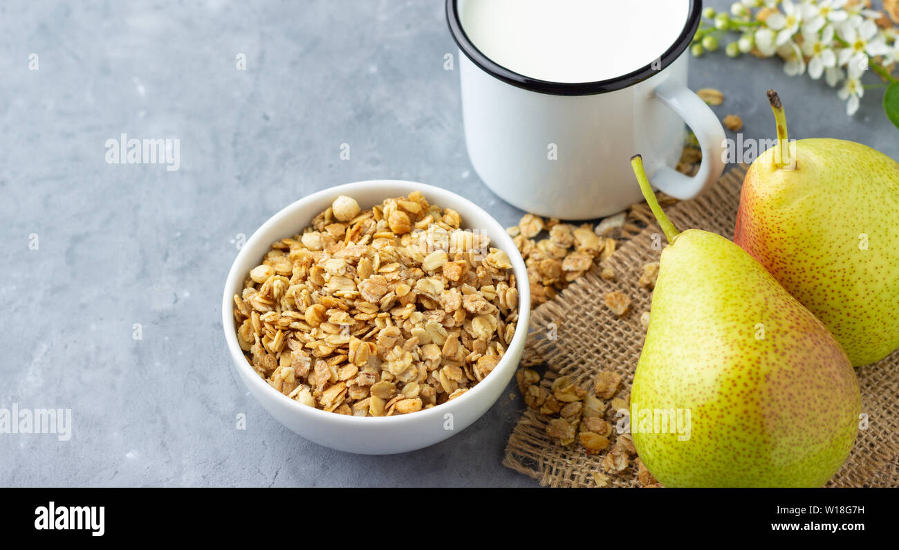 Gesunde Ernährung oder Gewichtsabnahme Konzept. Trockenes Müsli (haferflocken) mit Obst Birne und Milch. Stockfoto