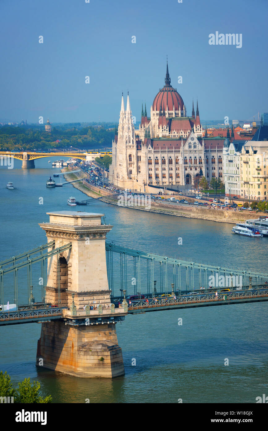 Luftbild des Budapester Parlament und der Kettenbrücke über die Donau, Ungarn Stockfoto