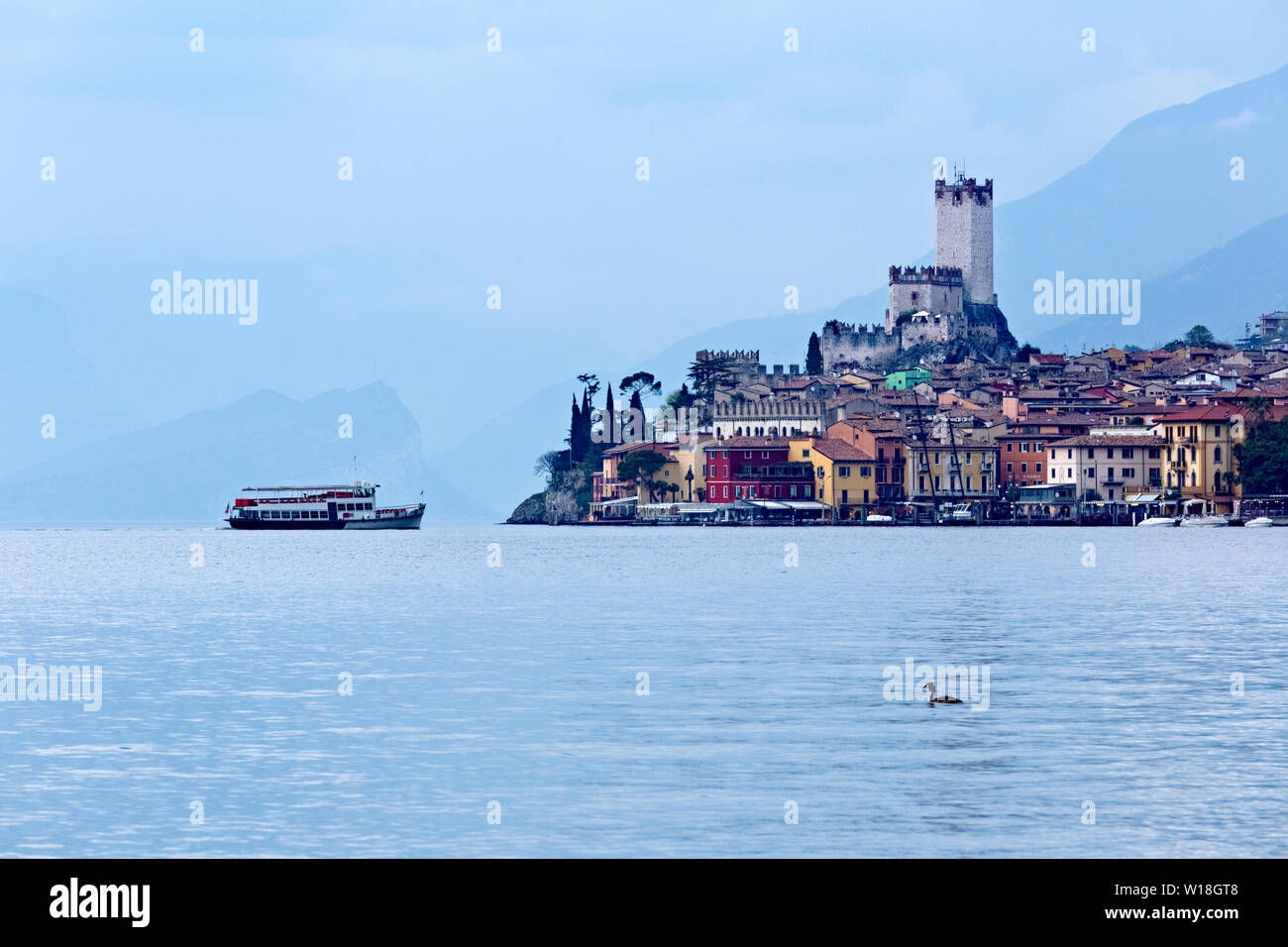 Touristenboot Köpfe für Malcesine. Gardasee, Venetien, Italien, Europa. Stockfoto