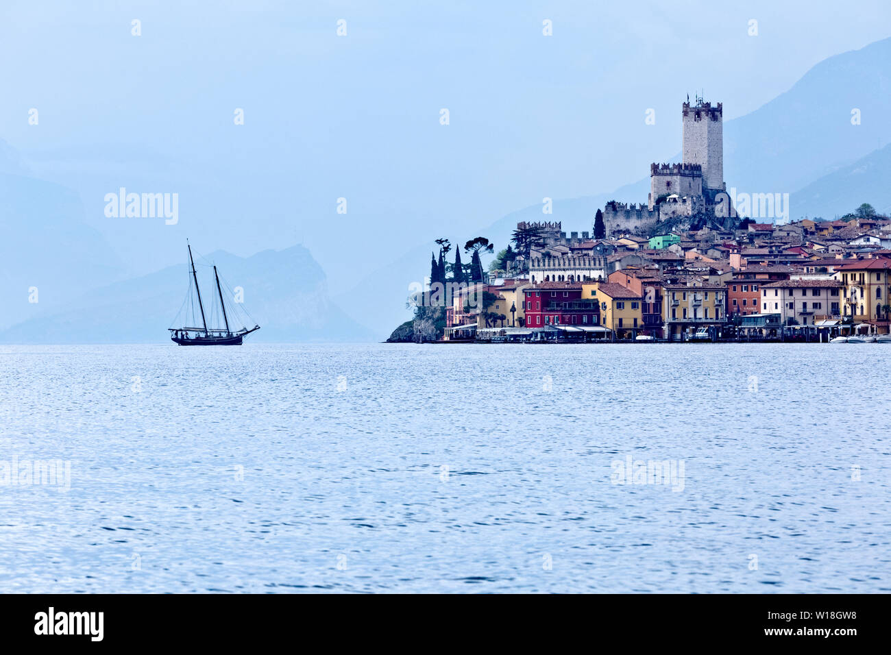 Historische Segelschiff Köpfe in Richtung Malcesine. Gardasee, Venetien, Italien, Europa. Stockfoto