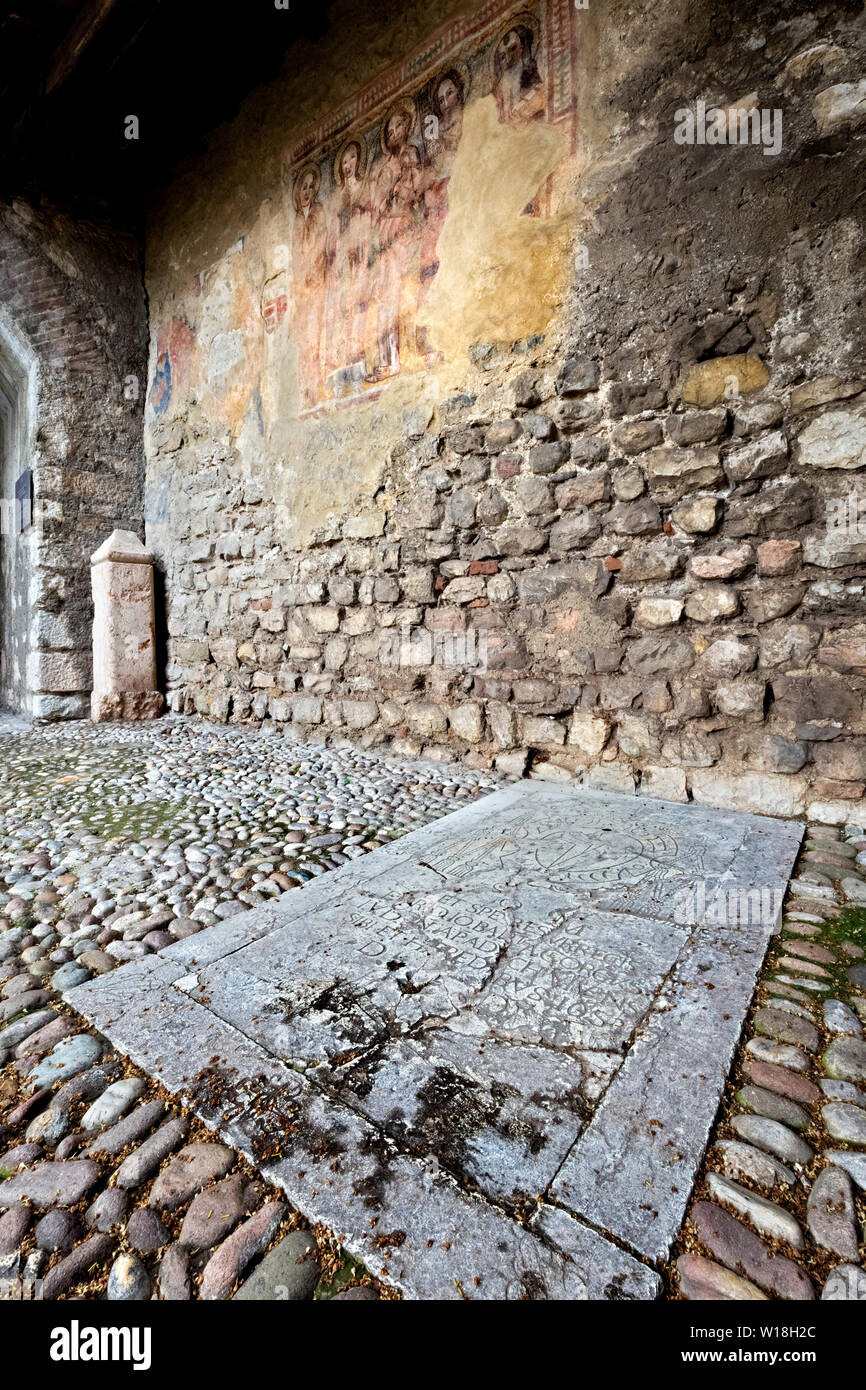 Mauern der Burg von Malcesine. Gardasee in Italien, Europa. Stockfoto