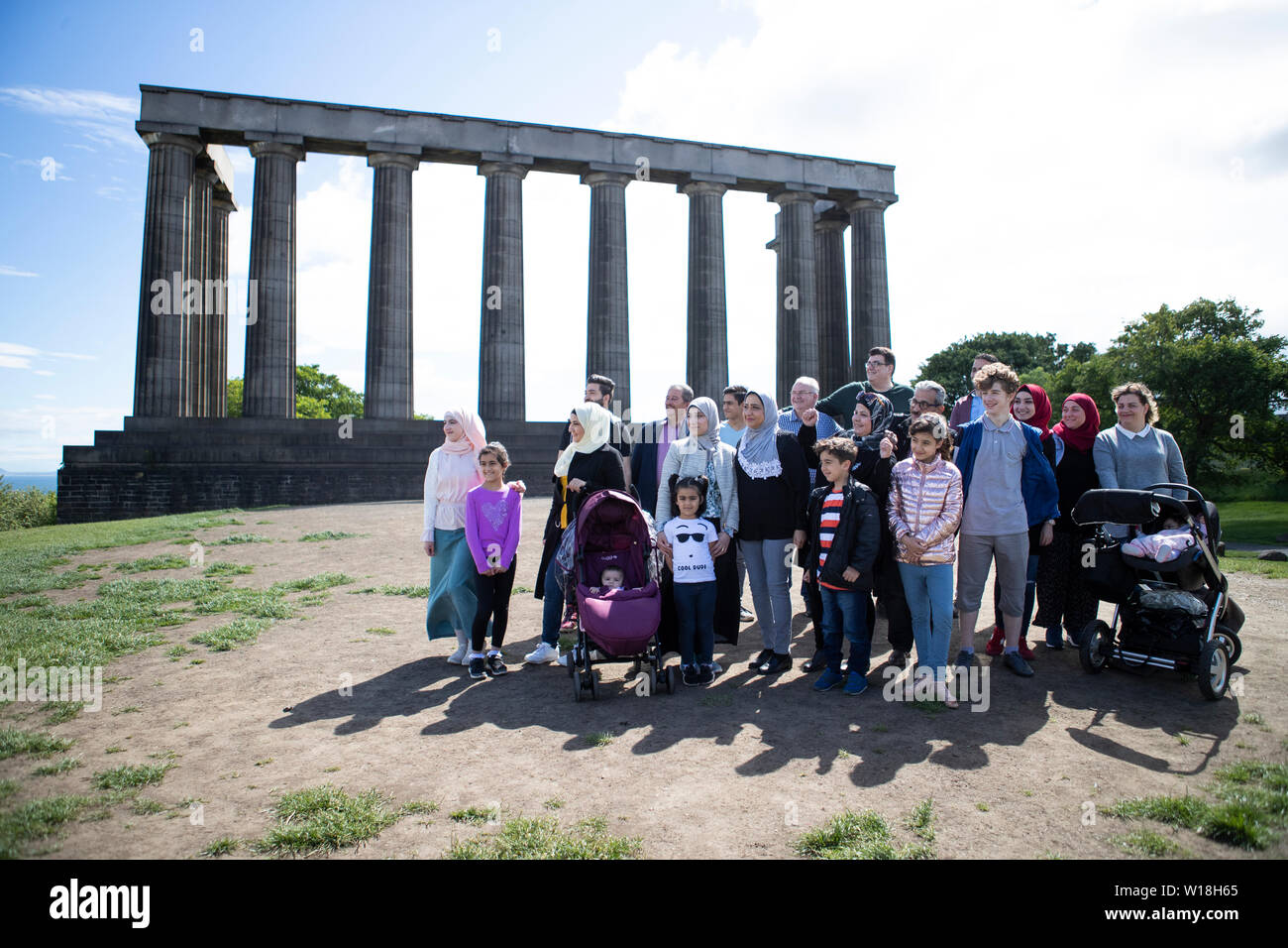 Syrische Flüchtlinge, Leben in Glasgow, während ein Fotoshooting, auf Edinburgh's Calton Hill, für eine theatralische Adaption von Euripides den Trojanischen Frauen, die Sie geschrieben haben und hoffen in diesem Jahr auf der Edinburgh Festival durchzuführen. Stockfoto