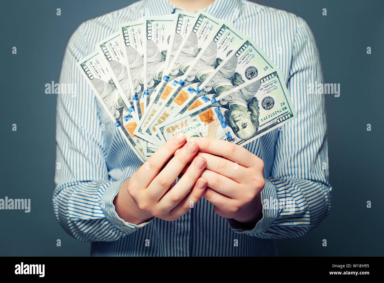 US-Dollar Geld Konzept. Hände mit Bargeld auf blauem Hintergrund Stockfoto
