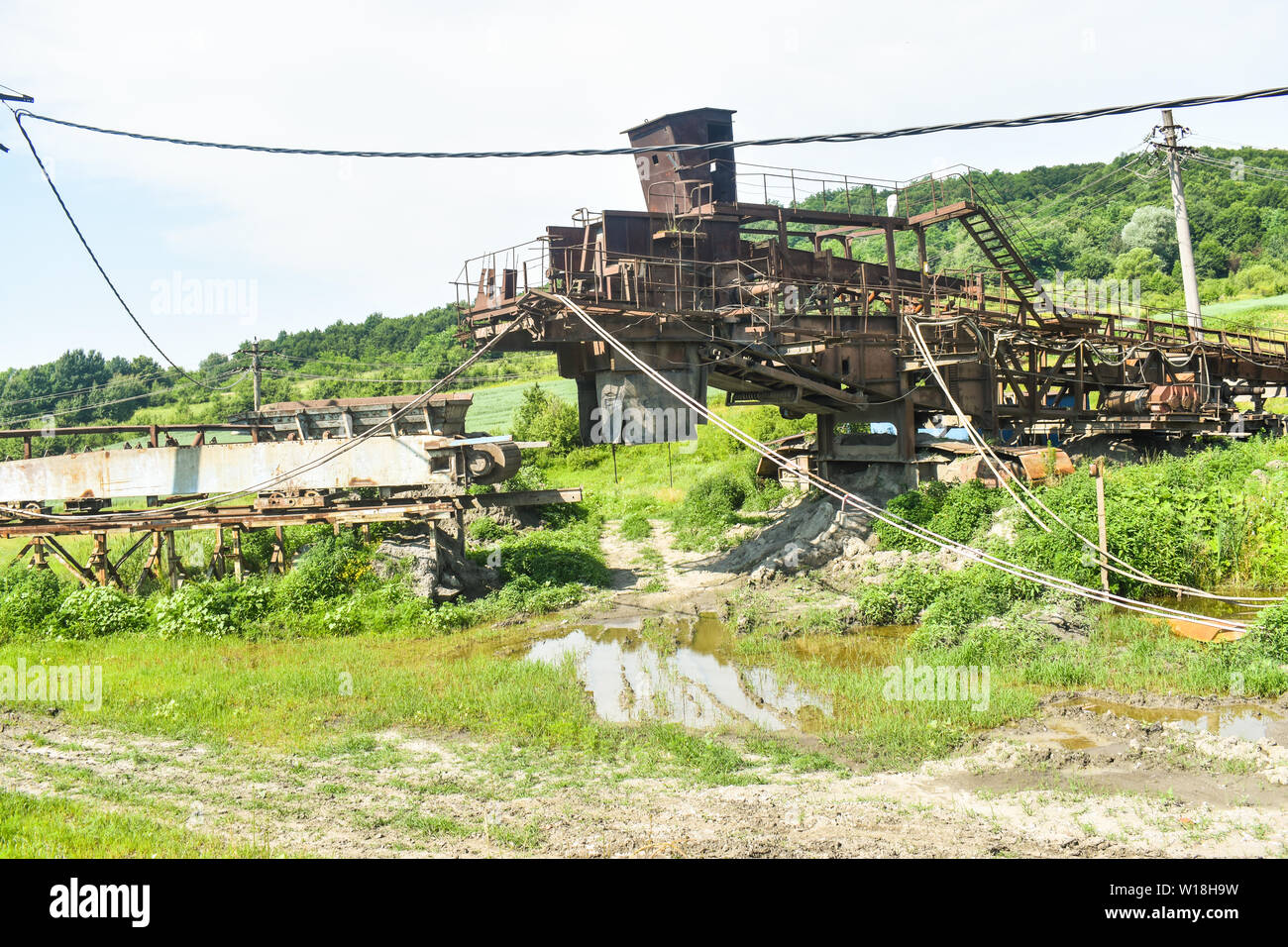Rusty riesige Maschinen in verlassenen Bergwerk. Schwerindustrie Zerfall in Rumänien. Stockfoto