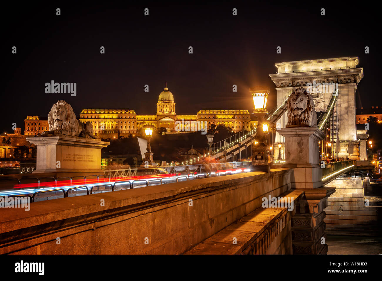 Die Budaer Burg und Kette bridgein Budapest bei Nacht, Ungarn Stockfoto