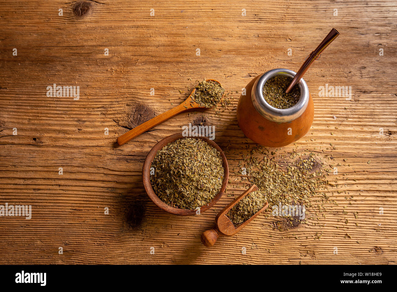 Die traditionellen Südamerikanischen yerba mate Blätter und Kaffee serviert in der kalebasse mit Bombilla Stockfoto