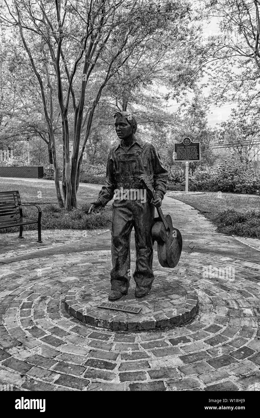 Bronzestatue von Elvis Presley bei 13 außerhalb von Elvis Presley Geburtshaus Tupelo Mississippi USA Stockfoto