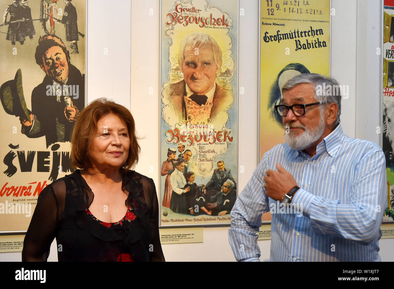 Slowakische Schauspielerin Magda Vasaryova Und Prasident Des International Film Festival Jiri Bartoska Pose Auf Der 54 Karlovy Vary International Film Festival In Karlovy Vary Tschechische Republik Am Samstag 29 Juni 2019 Ctk