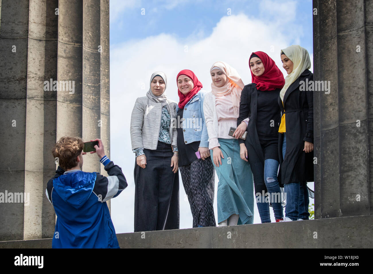 Einige der syrischen Flüchtlinge, Leben in Glasgow, während ein Fotoshooting, auf Edinburgh's Calton Hill, für eine theatralische Adaption von Euripides den Trojanischen Frauen, die Sie geschrieben haben und hoffen in diesem Jahr auf der Edinburgh Festival durchzuführen. Stockfoto