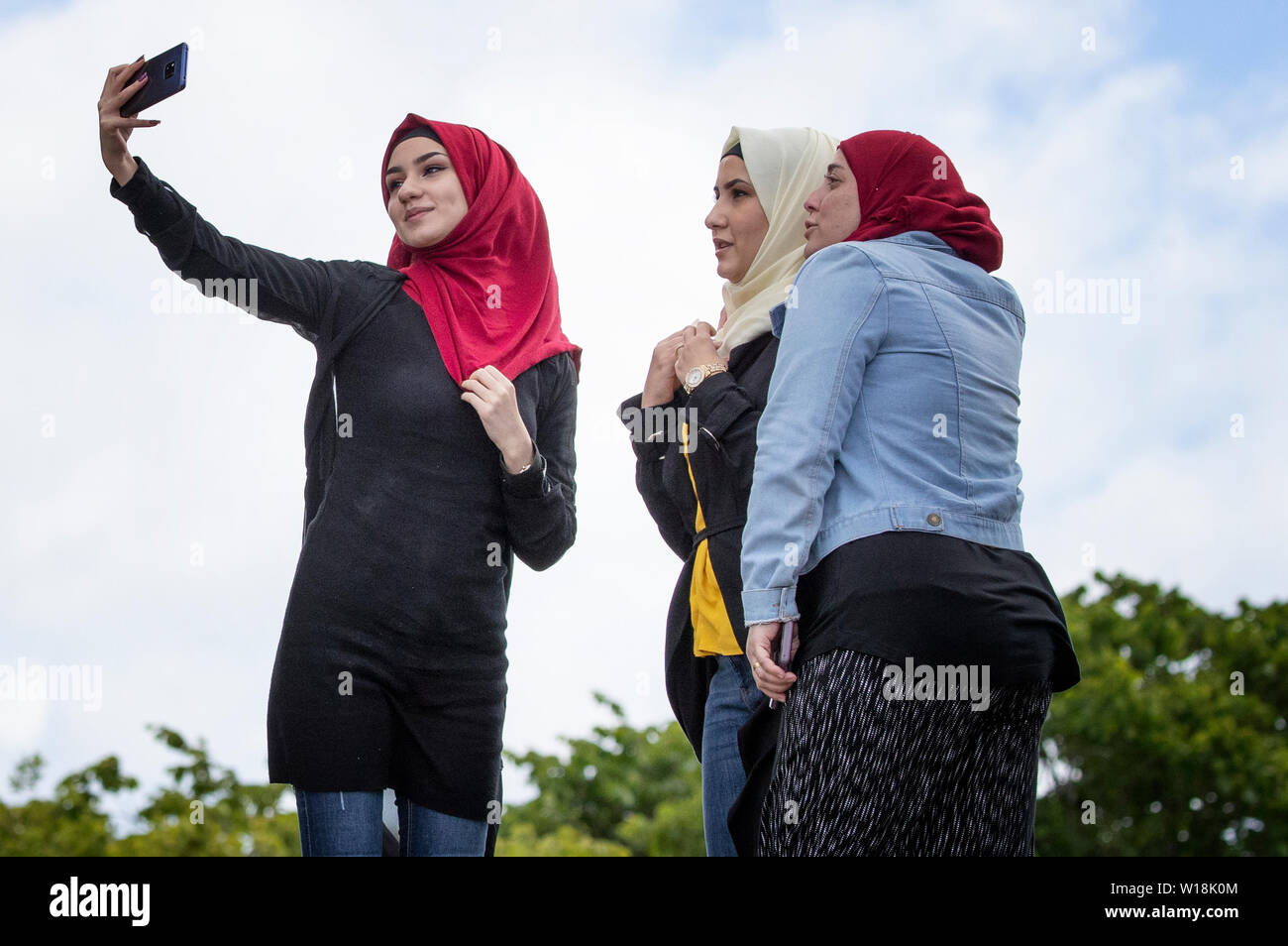 Einige der syrischen Flüchtlinge, Leben in Glasgow, während ein Fotoshooting, auf Edinburgh's Calton Hill, für eine theatralische Adaption von Euripides den Trojanischen Frauen, die Sie geschrieben haben und hoffen in diesem Jahr auf der Edinburgh Festival durchzuführen. Stockfoto