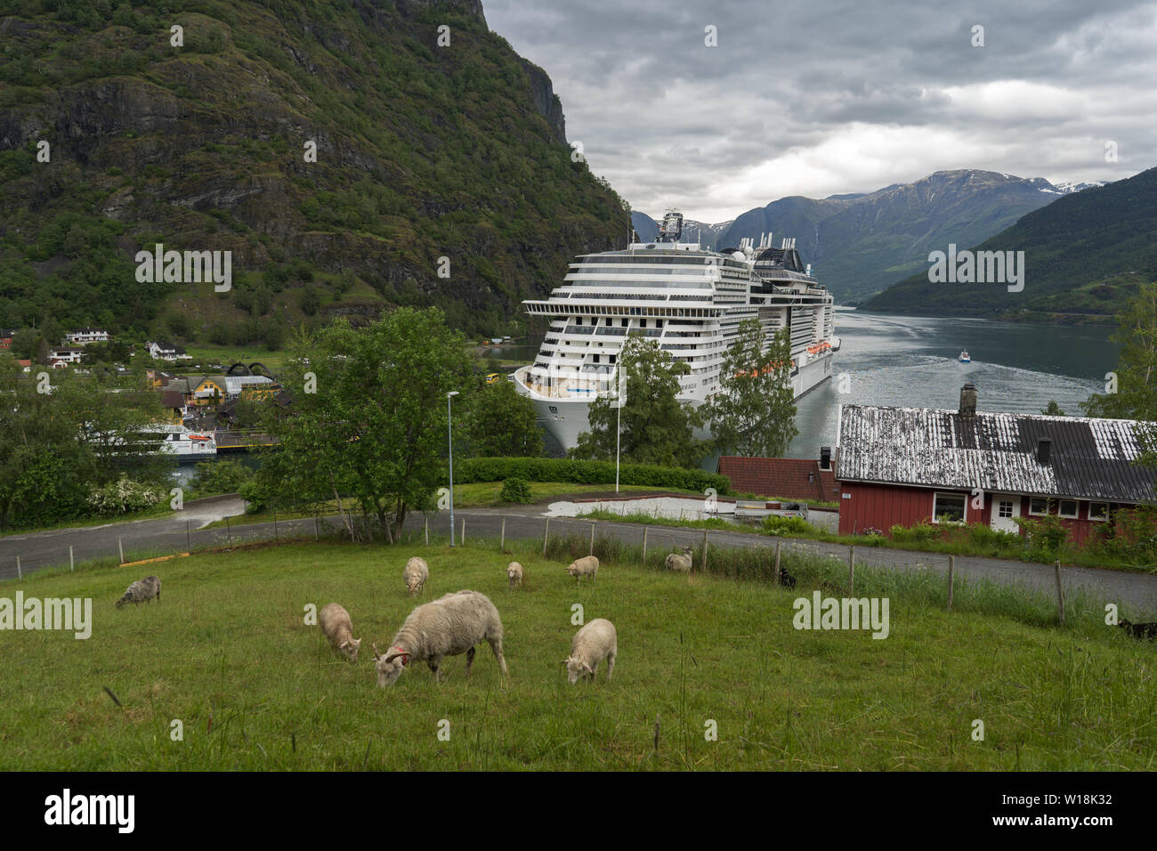 Flåm oder Flam, Dorf in Aurland Reiseziel in Norwegen, von der UNESCO geschützten Bereich. Blick auf den Fjord und die Cruise Liner in Flam Hafen geparkt. Stockfoto
