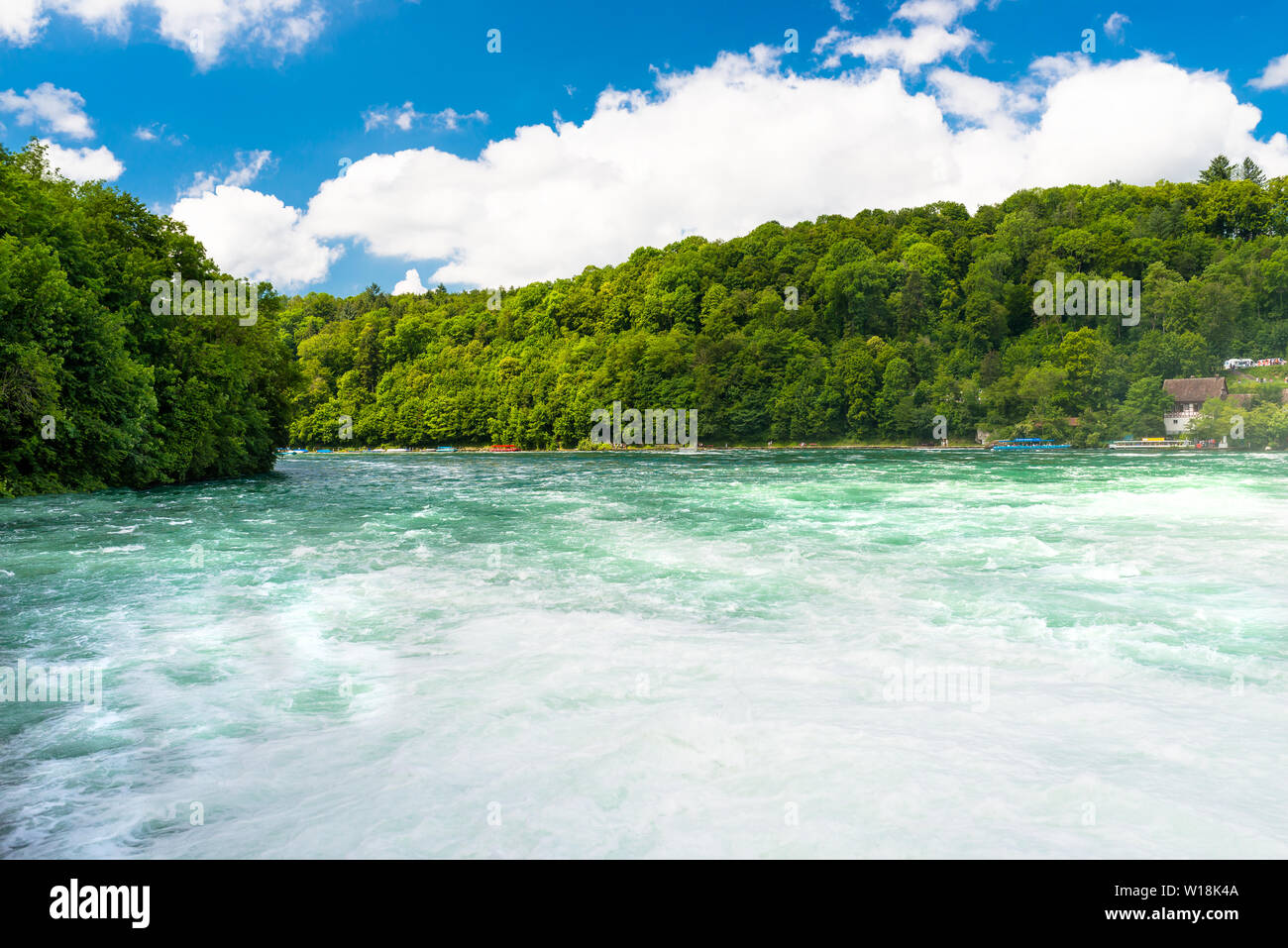 Schöne Aussicht auf den Rhein in Türkis, an der Quelle in der Schweiz, gleich hinter der größte Wasserfall Europas. Stockfoto