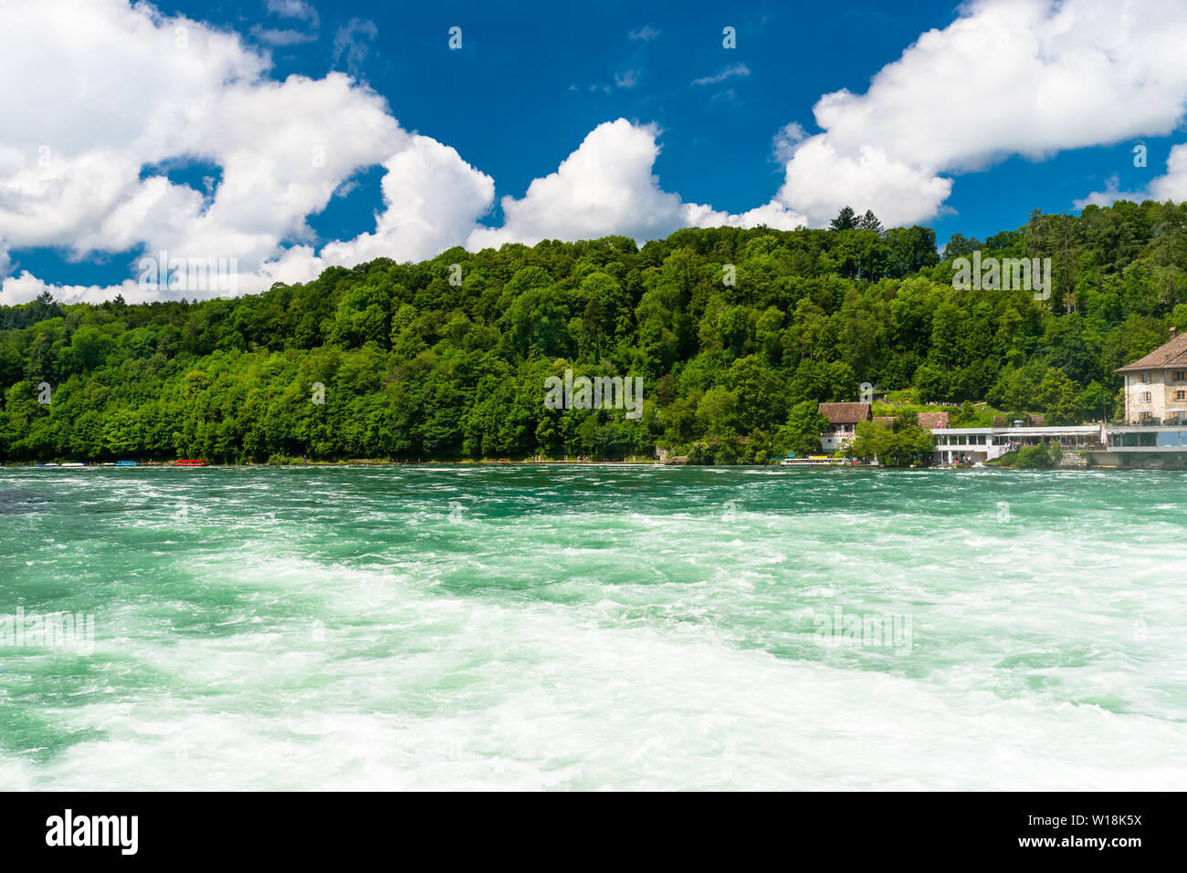 Schöne Aussicht auf den Rhein in Türkis, an der Quelle in der Schweiz, gleich hinter der größte Wasserfall Europas. Stockfoto