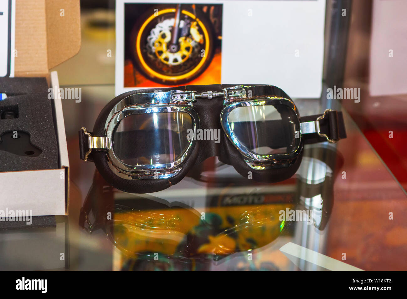 Schwarz Retro Vintage ledernen Schutzbrille auf Glas Stockfoto