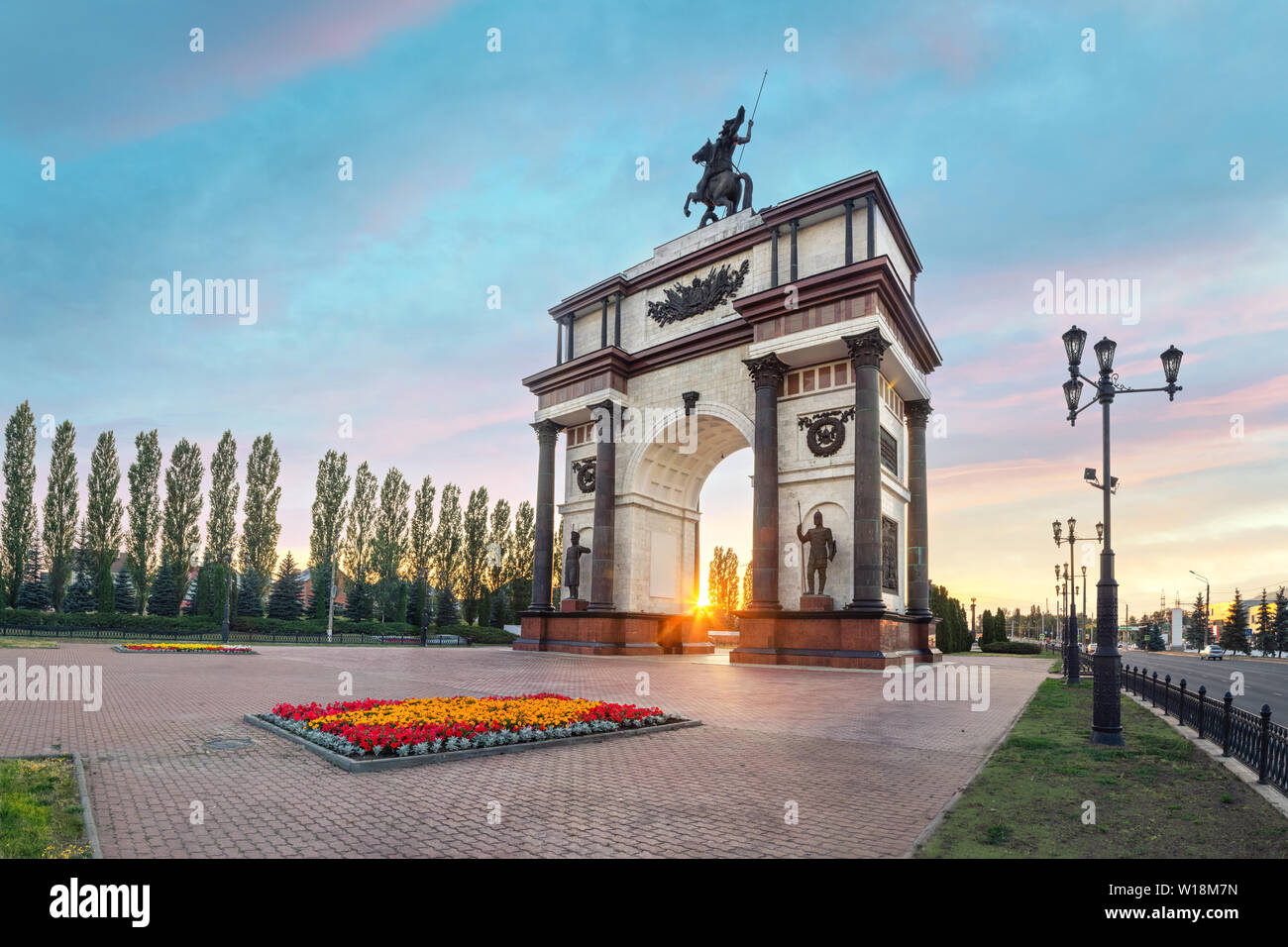 Kursk, Russland. Der Triumphbogen, erbaut im Jahr 2000, ist der zentrale Gegenstand der Gedenkstätte, die Kursk Beule auf Prospekt Pobedy entfernt Stockfoto