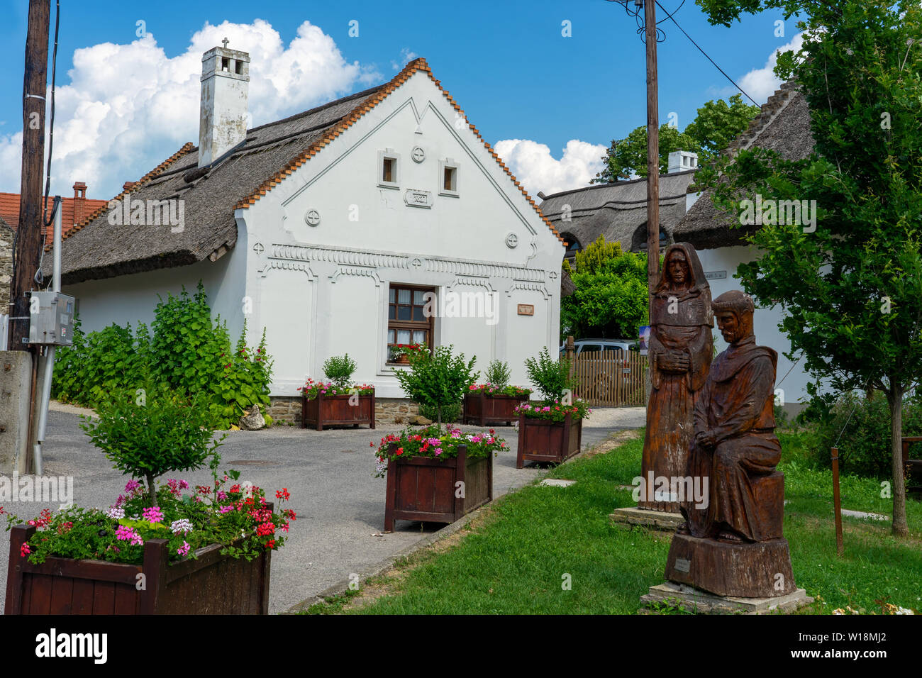 Tihany, Ungarn - 06.10.2019: Folkloristische alte Häuser in Tihany, am nördlichen Ufer des Plattensees. Die ganze Halbinsel ist ein historischer Bezirk Stockfoto