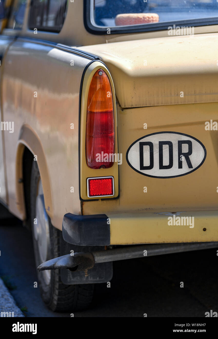 27. Juni 2019, Sachsen-Anhalt Bad Dürrenberg: ein Trabant P 601 Parks im Zentrum von Bad Dürrenberg. Sogar nur 29 Jahre nach der deutschen Wiedervereinigung, kultauto der DDR trägt noch die Landesvorwahl der Deutschen Demokratischen Republik. Foto: Hendrik Schmidt/dpa-Zentralbild/ZB Stockfoto