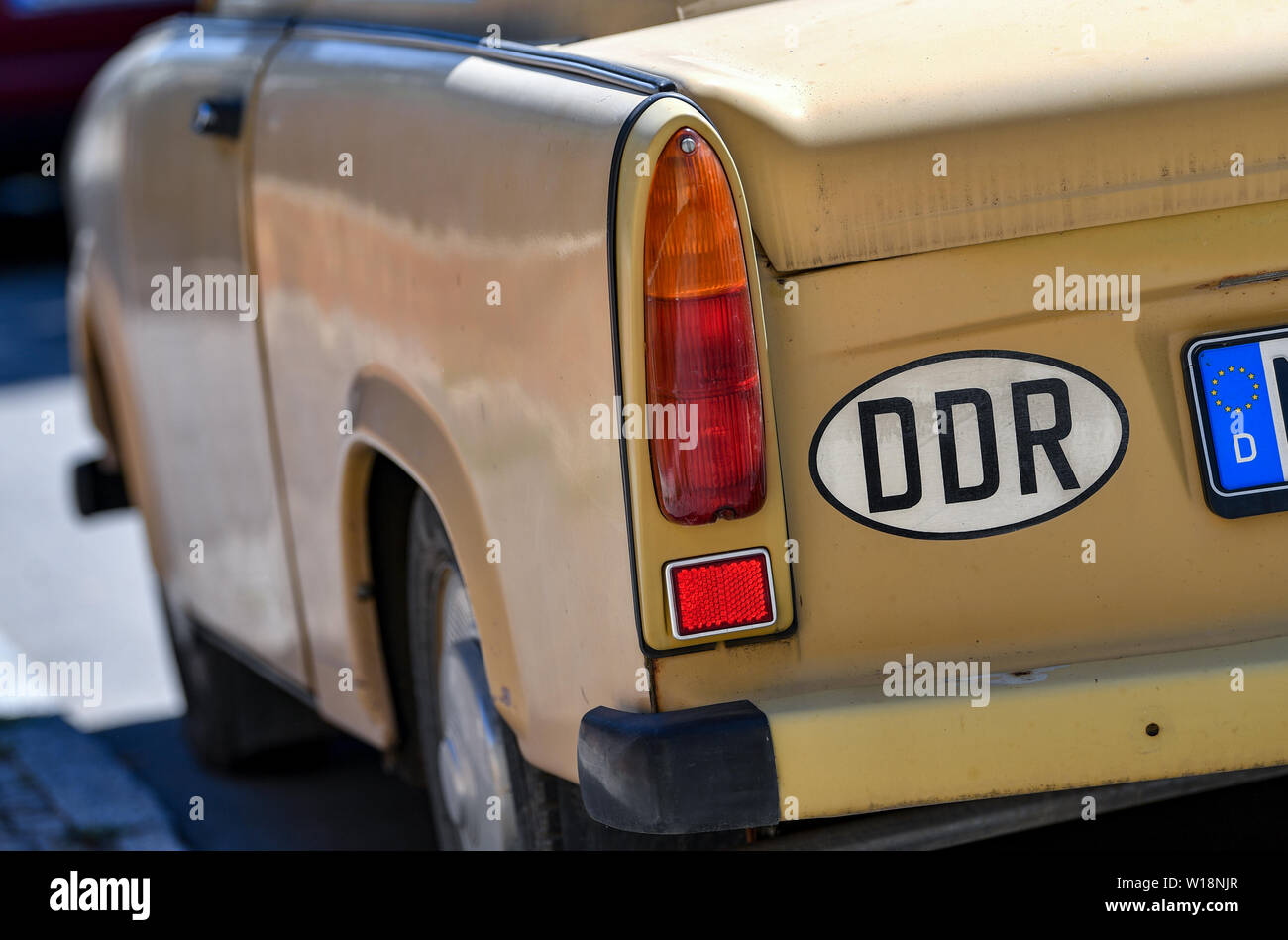 27. Juni 2019, Sachsen-Anhalt Bad Dürrenberg: ein Trabant P 601 Parks im Zentrum von Bad Dürrenberg. Sogar nur 29 Jahre nach der deutschen Wiedervereinigung, kultauto der DDR trägt noch die Landesvorwahl der Deutschen Demokratischen Republik. Foto: Hendrik Schmidt/dpa-Zentralbild/ZB Stockfoto