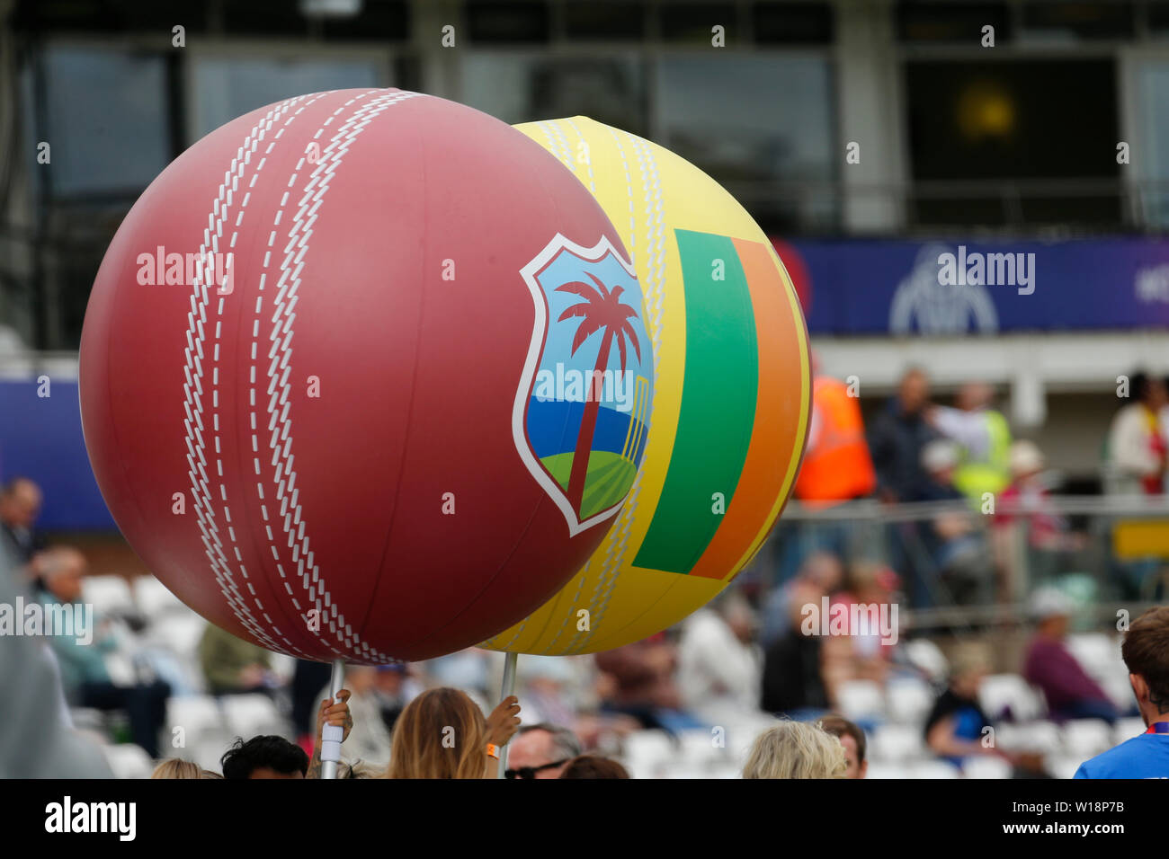 Emirate Riverside, Chester-le-Street, Durham, UK. 1. Juli 2019. ICC World Cup Cricket, Sri Lanka gegen Westinseln; riesigen aufblasbaren Cricket Bälle in den Farben der Mannschaft durch die Seite des Spielfelds vor dem Start des Spiels heute Credit: Aktion plus Sport/Alamy leben Nachrichten Stockfoto