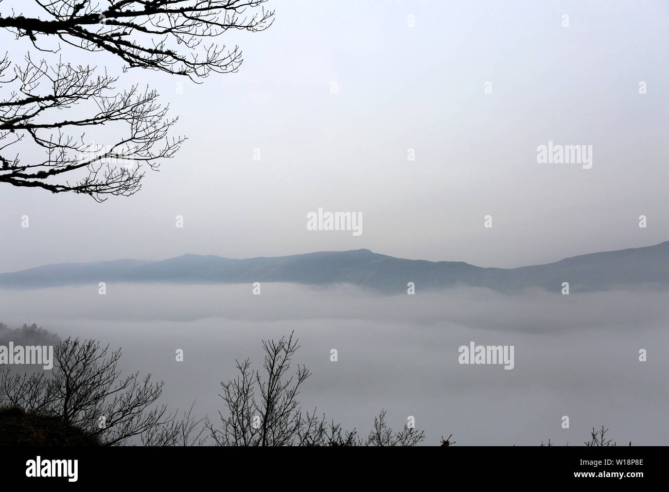 Nebel über Derwentwater See, Keswick, Lake District National Park, Cumbria, England, Großbritannien Stockfoto