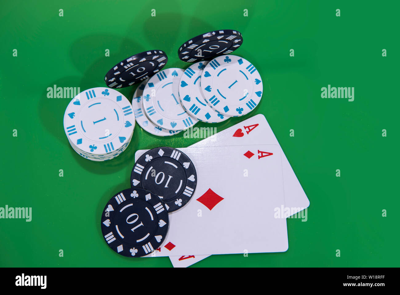 Karten und Chips auf Grün und Gelb casino Tisch. Abstrakte Kasino, das Foto. Stockfoto