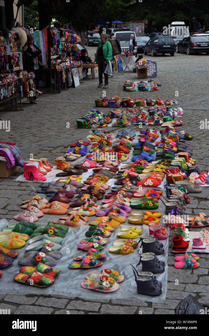 Regionale Produkte (insbesondere farbigen Filz Schuhe)) sind in der historischen Stadt Sighnaghi (signagi) in Georgien (kachetien), Angeboten, aufgezeichnet am 21.05.2019 | Verwendung weltweit Stockfoto