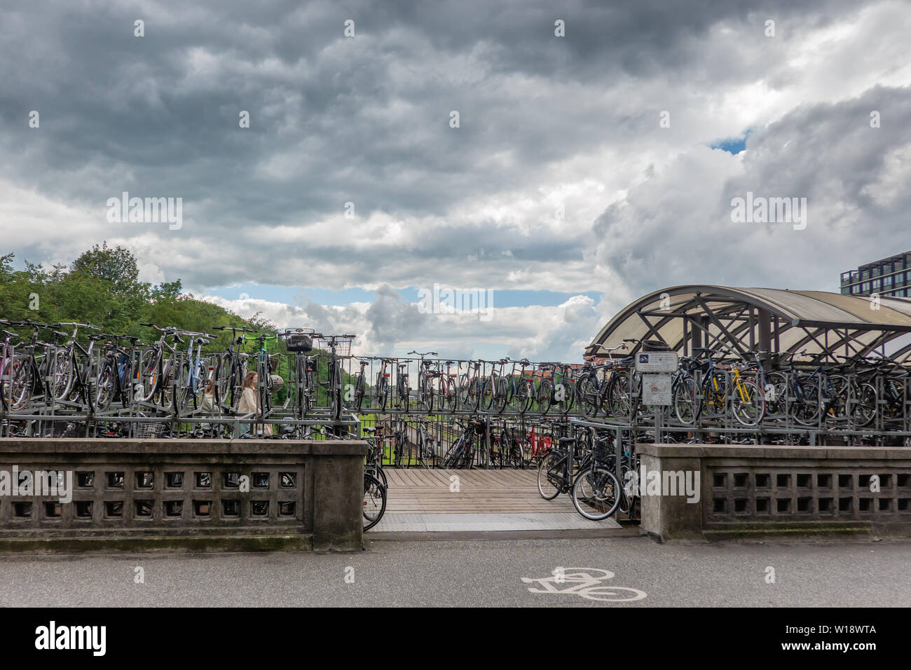 Fahrrad Parken in der Innenstadt von Aarhus, Dänemark Stockfoto