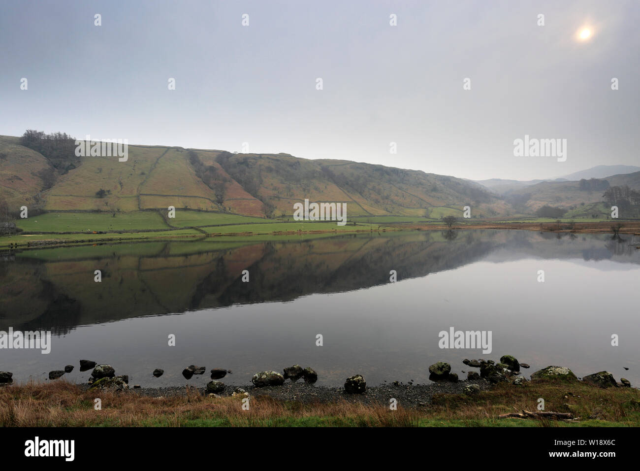 Misty Blick über watendlath Tarn, Keswick, Lake District National Park, Cumbria, England, Großbritannien Stockfoto