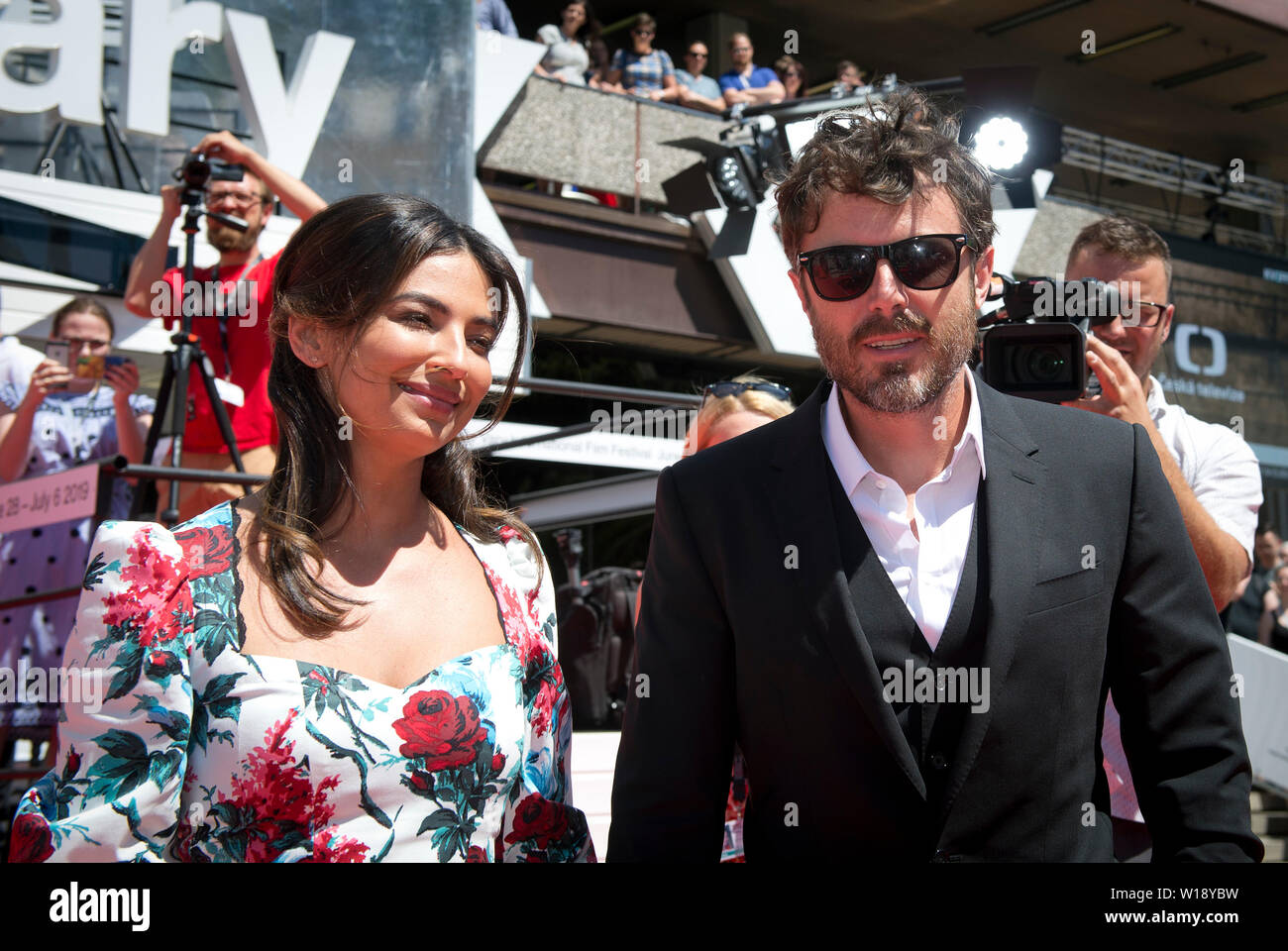 Karlovy Vary, Tschechische Republik. 30. Juni, 2019. US-Schauspieler und Regisseur Casey Affleck mit seinem Partner Schauspielerin Floriana Lima ankommen seinen Film Licht meines Lebens auf der 54 Karlovy Vary International Film Festival in Karlovy Vary, Tschechische Republik, am Sonntag, 30. Juni 2019 zu präsentieren. Credit: Katerina Sulova/CTK Photo/Alamy leben Nachrichten Stockfoto