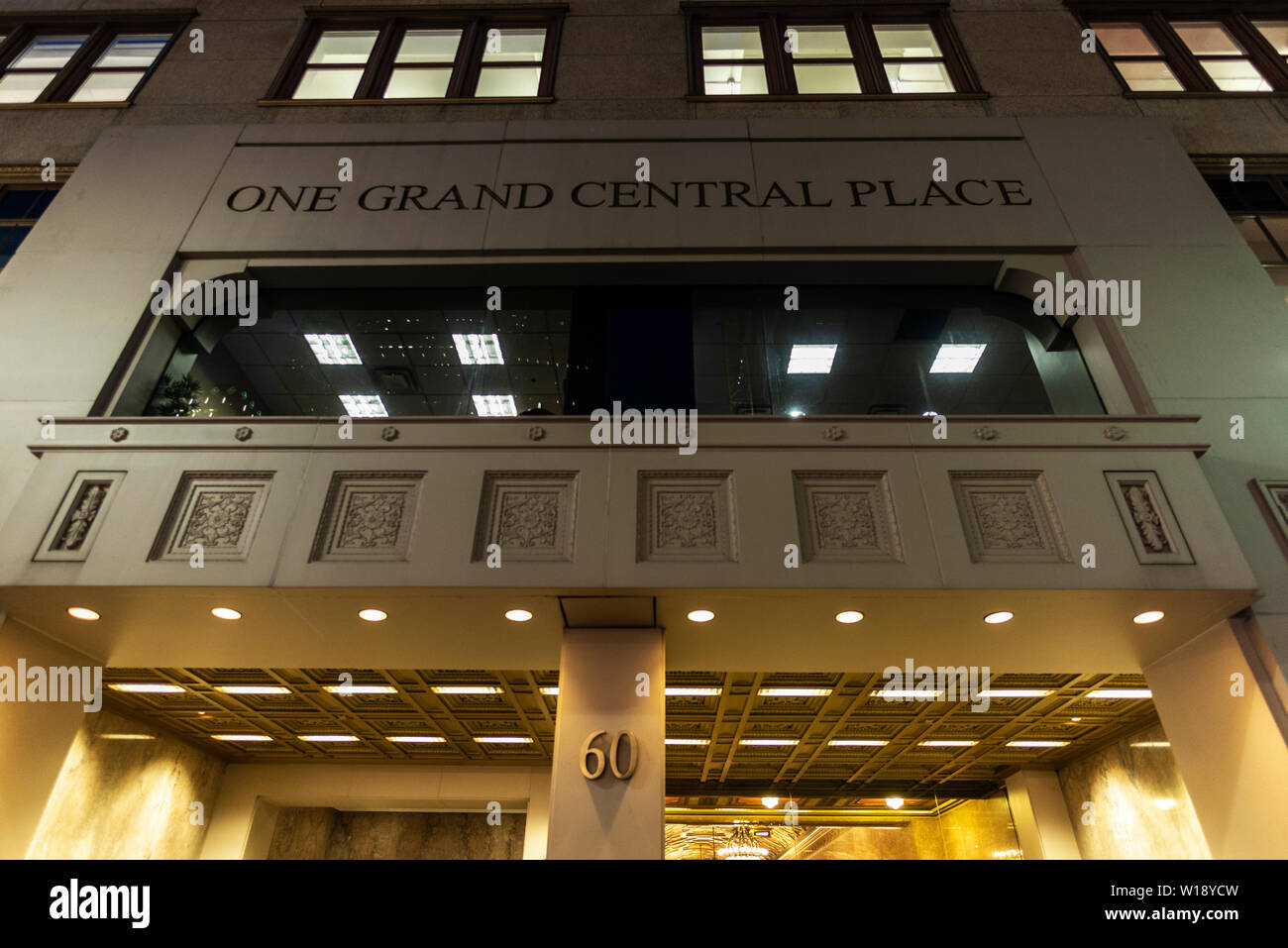New York City, USA - 1. August 2018: Eingang des Grand Central Hotel (früher als Lincoln Gebäude bekannt) in der Nacht in Manhattan, New York Stockfoto