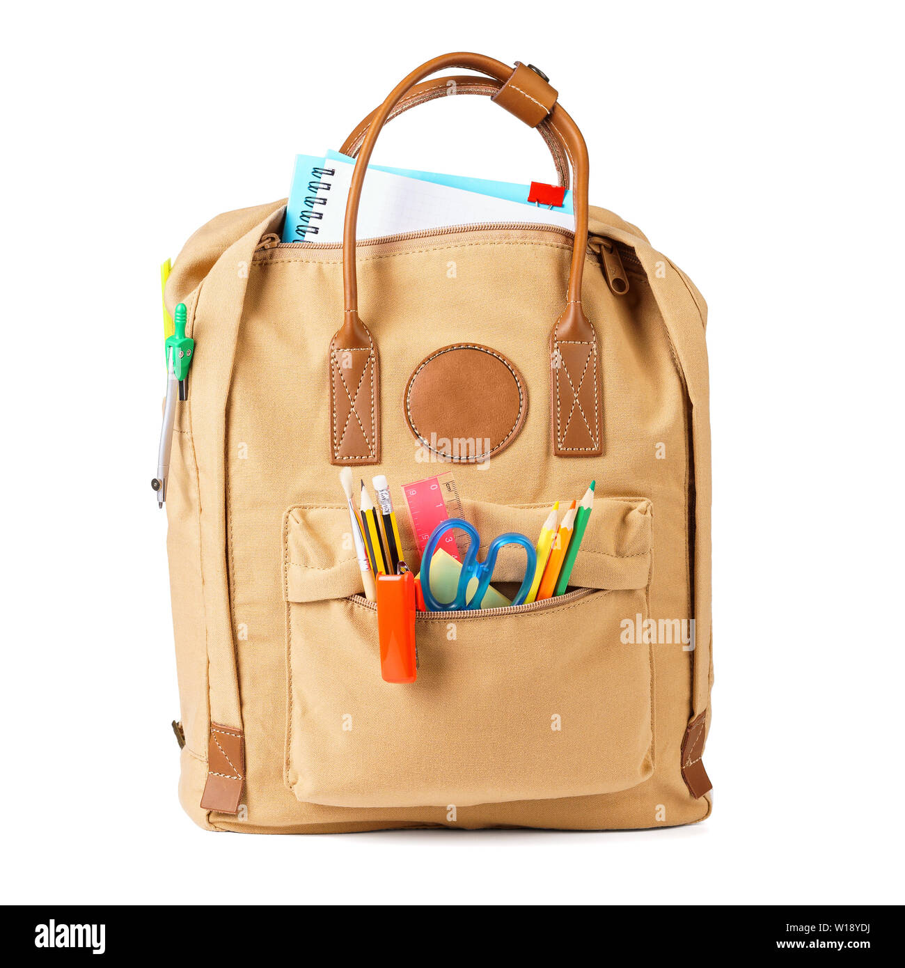 Braun Schule Rucksack mit verschiedenen bunten Schreibwaren und Zubehör. Auf weissem Hintergrund. Stockfoto